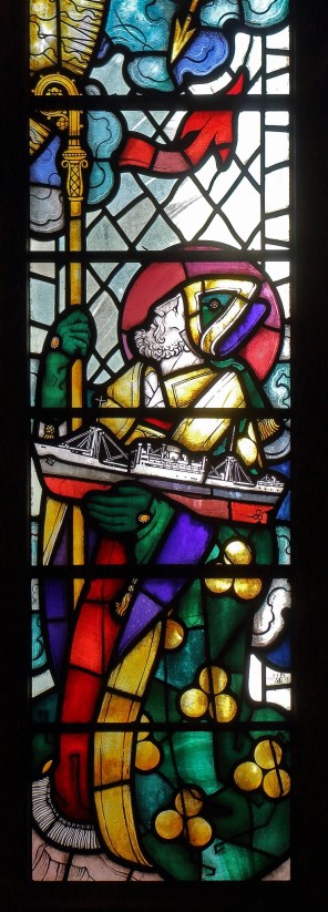 배를 들고 있는 성 니콜라오_photo by Rodhullandemu_in the Church of Our Lady and St Nicholas in Liverpool_England UK.jpg